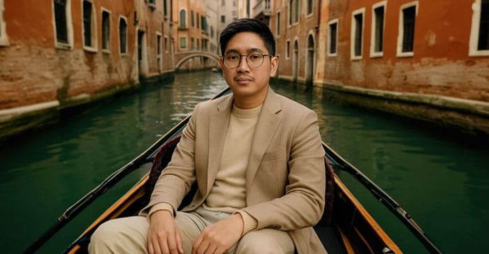 Alam, Dream Home Specialist The Hana Park, tampil elegan dengan setelan beige di atas gondola, mencerminkan karakter tenang dan profesional dalam membantu klien menemukan rumah impian.