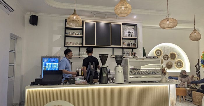 suasana interior dari cafe 4pm serang