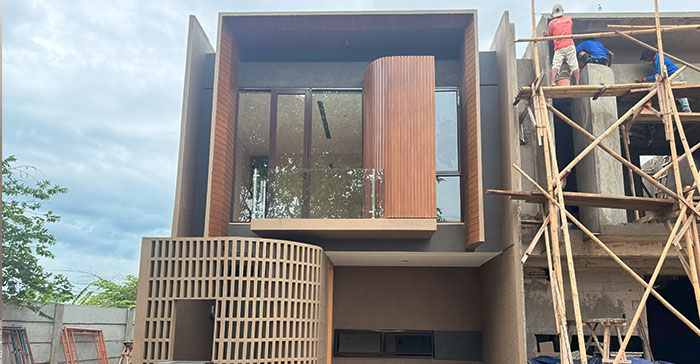 Tampak depan hunian sehat modern di The Hana Park Cilegon dengan ventilasi alami dan desain fasad kayu vertikal