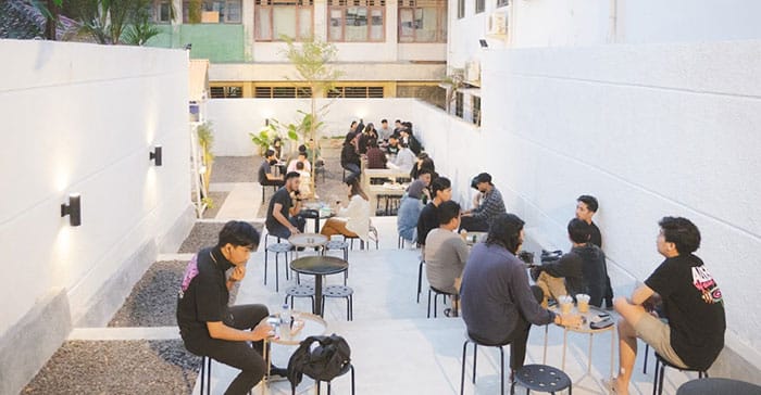 suasana cafe cruz di serang
