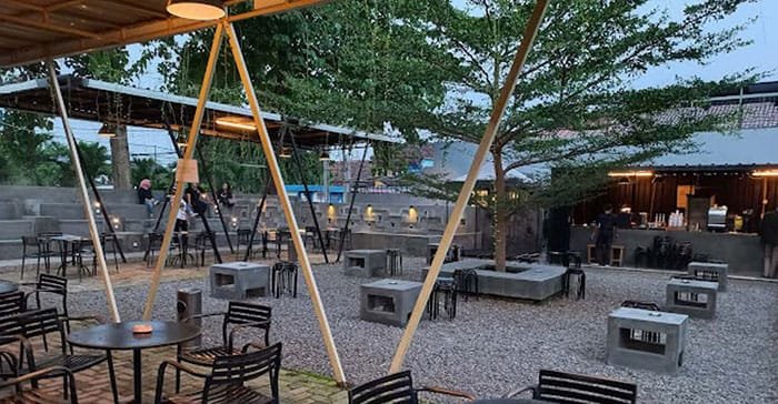 suasana di cafe kiara coffee serang